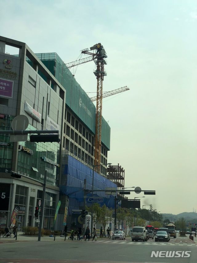 부천 옥길동 신축 공사장서 10층 높이 크레인 기울어져 