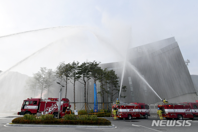 【정선=뉴시스】김태식 기자 = 16일 강원 정선군이 관내 유관기관과 함께 아리랑센터에서 지진으로 인한 붕괴 및 화재 등을 대비하기 위해 ‘2018년 재난대비 긴급구조 종합훈련’을 실시하고 있다.2018.10.16.(사진=정선군청 제공) photo＠newsis.com