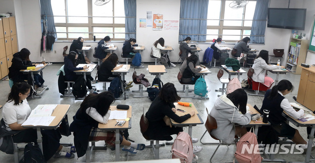 【서울=뉴시스】11월 2020학년도 대학수학능력시험(수능)에 앞서 한국교육과정평가원(평가원)이 주관하는  첫 모의평가가 6월4일 치러진다. (사진=뉴시스 DB)
