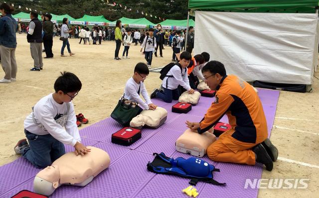 【광주=뉴시스】신대희 기자 = 16일 광주 문흥중앙초등학교에서 북부소방서 소방관들이 '소소심(소화기·소화전·심폐소생술 바로 알기) 미니체험교실'을 진행하고 있다. 2018.10.16. (사진 = 광주 북부소방 제공) photo@newsis.com