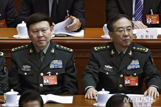 2017년 3월 중국 인민해방군 정치공작부 주임 장양(왼쪽)과 연합참모부 참모장 팡펑후이가 나란히 최고계급 상장 차림으로 전인대 회의에 참석하고 있다.   AP