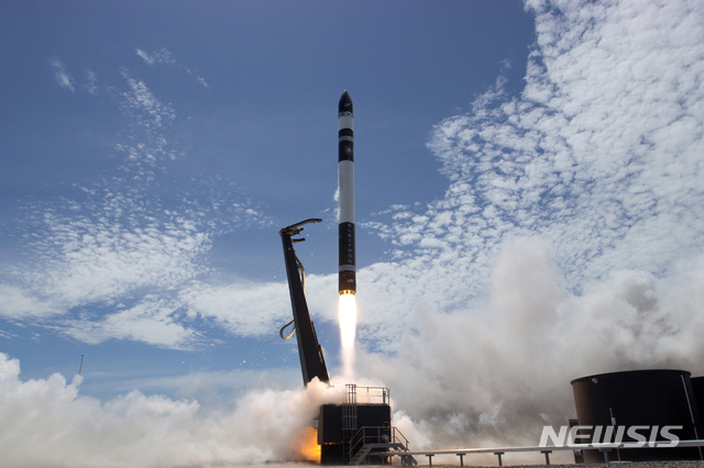 【AP/뉴시스】 올해 1월 21일 로켓 랩 벤처회사가 뉴질랜드 북섬 해변에 있는 소형 발사대에서 발사한 무게 150kg의 초소형 로켓.  
