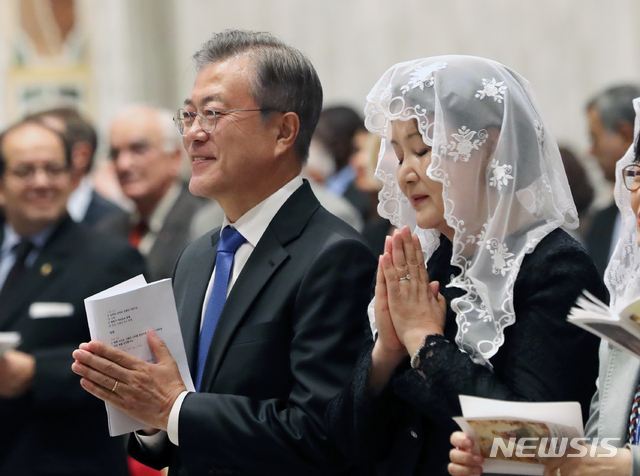 【로마(이탈리아)=뉴시스】전신 기자 = 유럽순방 중인 문재인 대통령과 부인 김정숙 여사가 17일 오후 6시(현지시간·한국시간 18일 오전 1시) 바티칸시국 성 베드로 성당에서 피에트로 파롤린 교황청 국무원장이 집전하는 '한반도 평화' 미사에 참석하고 있다. 2018.10.18.  photo1006@newsis.com