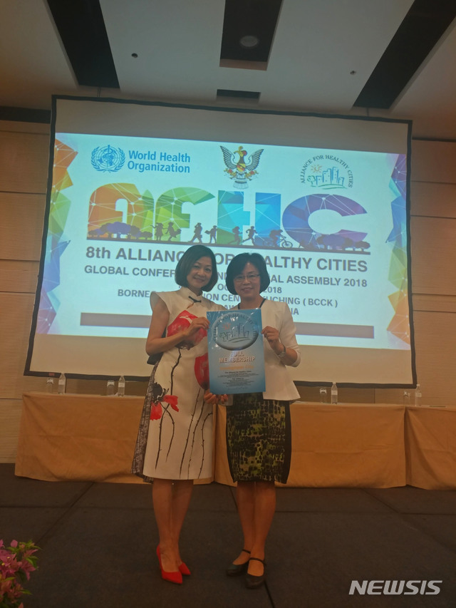  【성남=뉴시스】 이준구 기자 = 신경순 성남시 환경보건국장(사진 오른쪽)이 말레이시아 쿠칭에서 열리고 있는 ‘제8차 AFHC 국제 콘퍼런스(16~21일)’에 참석해 서태평양지역 건강도시연맹 신규 회원 인증서를 받았다.(사진제공= 성남시) 
