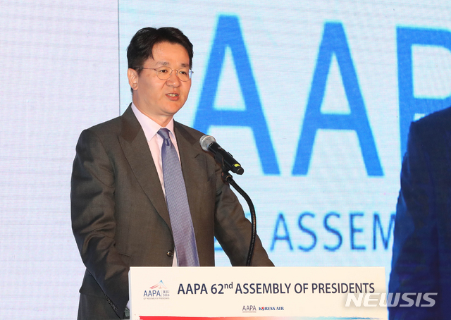 【제주=뉴시스】우장호 기자 = 조원태 대한항공 사장이 19일 오전 제주시 이도1동 KAL호텔에서 열린 아시아태평양항공사협회(Association of Asia Pacific Airlines, AAPA) 제62차 사장단 회의(Assembly of Presidents, AP)에서 환영사하고 있다. 2018.10.19.  woo1223@newsis.com