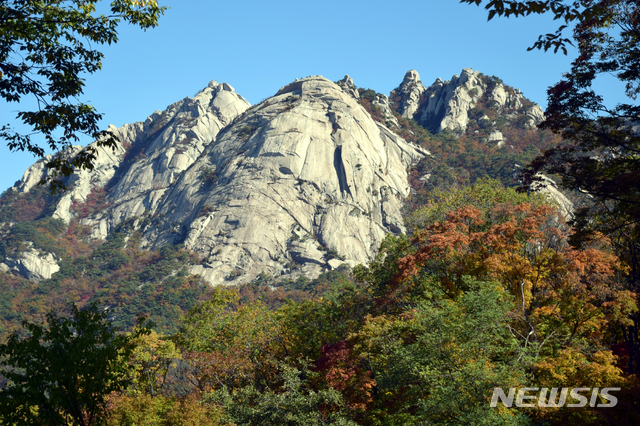 【서울=뉴시스】 서리가 내린다는 상강 절기를 나흘 앞둔 19일 백운대 만경대 노적봉 등 북한산 정상부 아래로 단풍이 절정을 이뤄 아름다운 경치를 보여주고 있다.  2018.10.19 (사진=이형기 알피니스트 제공)   hipth@newsis.com