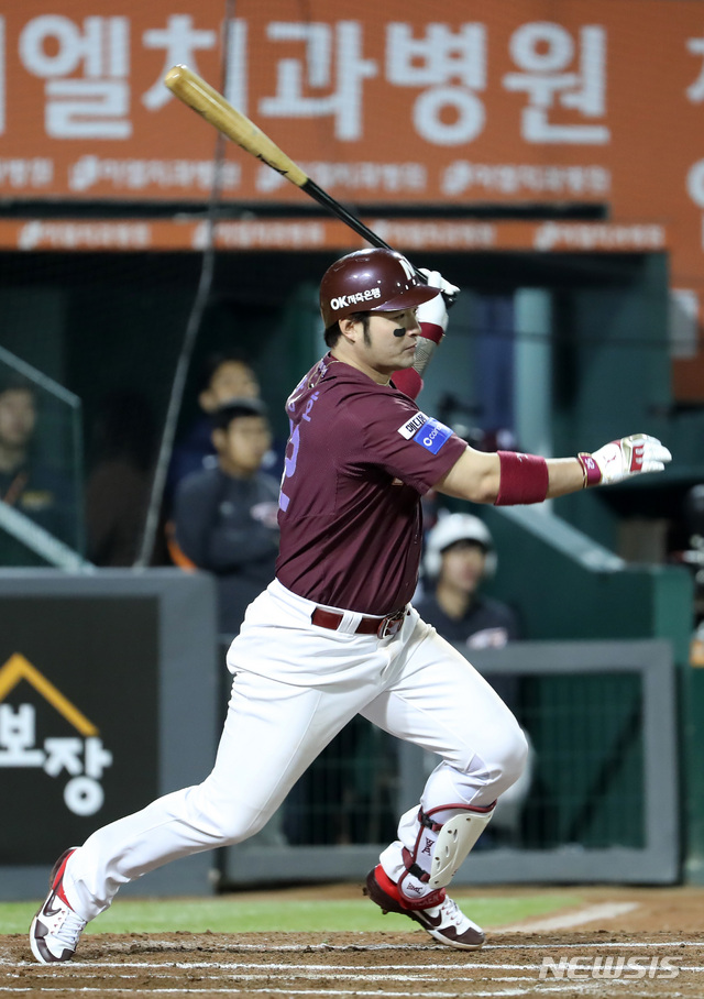 【대전=뉴시스】이영환 기자 = 19일 오후 대전 중구 한화생명 이글스 파크에서 열린 2018 KBO 포스트시즌 준플레이오프 1차전 한화 이글스와 넥센 히어로즈의 경기, 6회초 2사에서 넥센 박병호가 안타를 날리고 있다. 2018.10.19. 20hwan@newsis.com