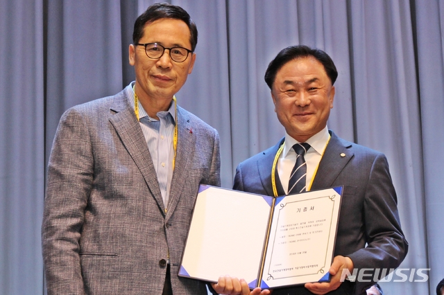 김시혁(왼쪽) 기중기정비사업자협의회장이 구미대 김기홍 교무처장에게 기자재를 기증하고 있다.