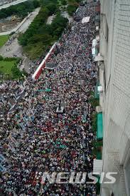 대만 타이베이에서 20일 독립을 실현하는 국민투표를 실시하자고 요구하는 시위가 13만명이 참가한 가운데 펼쳐졌다(현지TV 민시 화면 캡처)