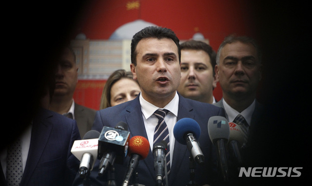【스코페( 마케도니아)= AP/뉴시스】 조란 자에브 마케도니아 총리가 10월 19일 국회에서 국명 개정을 위한 개헌 투표후에 기자회견을 하고 있다.  그의 전임자 니콜라 그루에프스키는 배임등 부패관련 혐의로 2년형이 확정되어 체포영장이 발급되었지만 아직 체포되지 않고 있다.    
