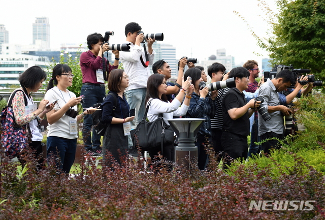 서울시청 옥상정원 둘러보는 외국 언론인과 소셜 인플루언서