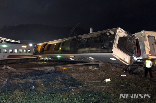 【이란=AP/뉴시스】대만 이란현에서 21일 오후 4시50분께 여객열차가 선로를 이탈해 전복하는 사고가 발생해 최소한 22명이 숨지고 171명이 부상당했다. 2018.10.21 