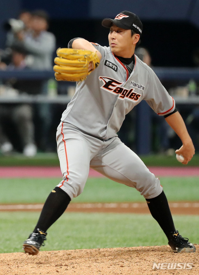 【서울=뉴시스】박주성 기자 = 22일 오후 서울 고척스카이돔에서 열린 2018 KBO 포스트시즌 준플레이오프 3차전 한화 이글스와 넥센 히어로즈의 경기, 9회말 한화 투수 정우람이 역투하고 있다. 2018.10.22.  park7691@newsis.com