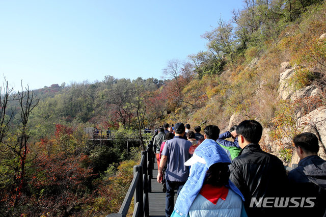 【서울=뉴시스】서울 서대문구는 오는 27일 오전 8시부터 안산 자락길에서 서대문구체육회 주관으로 '가을 단풍길 걷기' 행사가 열린다고 23일 밝혔다. 2018.10.23. (사진=서대문구 제공)