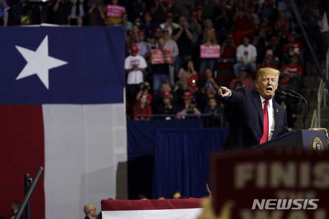 【휴스턴=AP/뉴시스】도널드 트럼프 대통령은 22일(현지시간) 테드 크루즈 상원의원 지원을 위해 텍사스주 휴스턴에서 선거유세를 벌였다. 2018.10.23  
