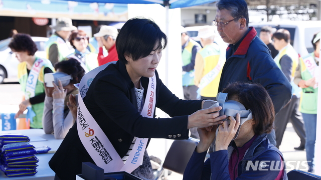 【서울=뉴시스】 공무원연금공단은 치매 극복에 대한 지역사회의 관심을 유도하기 위해 전국 10개 도시에서 '치매예방캠페인'을 진행했다고 24일 밝혔다. 공무원연금공단은 '치매예방, 당신의 미래를 바꿉니다'를 슬로건을 내걸고 은퇴공무원으로 구성된 상록자원봉사단과 캠페인을 실시했다.(사진=공무원연금공단 제공)