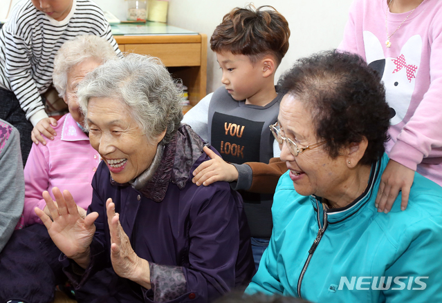 [가구추계]韓 65세 이상 가구, 2040년엔 '노인 국가' 日과 동일 