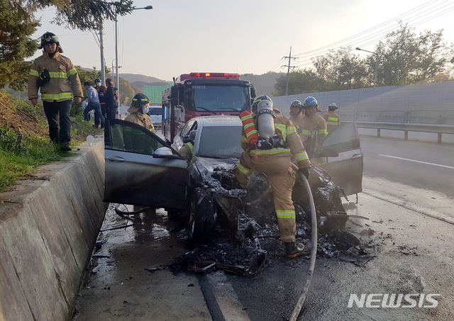 【원주=뉴시스】박종우 기자 = 24일 오후 강원 원주시 소초면 둔둔리에서 BMW 520d 엔진룸에서 화재가 발생했다. 2018.10.24. (사진=원주소방서 제공) photo@newsis.com