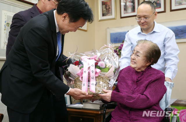 【서울=뉴시스】 24일 오전 서울 마포구 이희호 여사를 예방한 손학규 바른미래당 대표가 이 여사로부터 당 대표 축하 꽃다발을 받고 있다. 2018.10.24.(사진=바른미래당 제공)photo@newsis.com