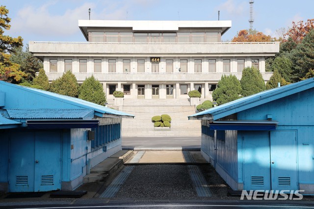 【파주=뉴시스】 사진공동취재단 = '판문점 공동경비구역의 비무장화'를 위한 판문점 공동경비구역(JSA) 내 초소와 화기가 지난 25일 오후 1시부로 철수됐다.  26일 오후 남북 대치 군인들 없이, 남측 판문점에서 바라본 북측 판문각이 보인다. 2018.10.26.  photo@newsis.com