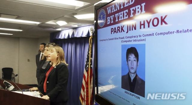 【컬버시티(캘리포니아)=AP/뉴시스】 미국 국무부는 27일(현지시간) 사이버 공간에서 이뤄지는 북한의 불법 활동에 대해 "도발적이며 무책임한 행동에는 대가가 따를 것"이라며 강하게 비판했다. 사진은 지난 9월6일 미 법무부 트레이시 윌키슨 검사가 북한 국적자 박진혁을 과거 소니 영화사 등에 대한 사이버 공격 혐의로 기소한 사실을 공개하는 모습. 2018.10.27.