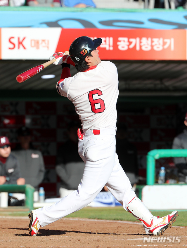 【인천=뉴시스】이영환 기자 = 27일 오후 인천 미추홀구 SK행복드림구장에서 열린 2018 KBO 포스트시즌 플레이오프 SK 와이번스와 넥센 히어로즈의 1차전 경기, 5회말 2사 2,3루에서 SK 김성현이 좌익수 뒤 스리런 홈런을 날리고 있다. 2018.10.27. 20hwan@newsis.com