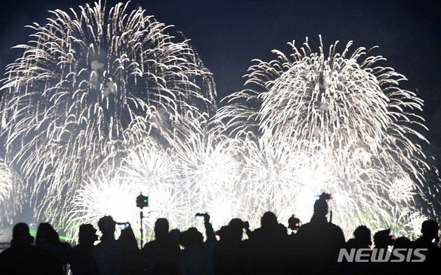 【부산=뉴시스】 하경민 기자 = 지난해 10월 27일 '제14회 부산불꽃축제'가 열린 부산 수영구 광안리해수욕장 앞바다에서 화려한 불꽃쇼를 펼쳤다. 2019. 04.25. .yulnetphoto@newsis.com