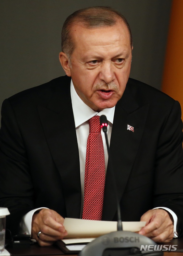 【이스탄불=AP/뉴시스】 레제프 타이이프 에르도안 터키 대통령이 27일(현지시간) 이스탄불에서 러시아, 프랑스, 독일과 4자 정상회담을 가졌다. 