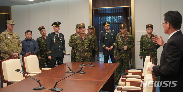 【서울=뉴시스】 남북군사당국과 유엔군사령부는 JSA 비무장화 조치 이행실태를 점검하기 위해 10.26일부터 27일까지 2일간 JSA내 남북 모든 초소와 시설물 등을 대상으로 상호 공동검증절차를 진행했다. 우리측에서는 국방부 남승현 육군대령(진), 유엔사측에서는 션 모로우 美 육군중령, 북측에서는 임동철 육군상좌를 대표로하여 각 분야별 전문요원들이 공동검증에 참가했으며, 3자는 공동검증을 통해 1953년 JSA가 설정된 이후 65년 만에 처음으로 시행된 비무장화 조치가 성공적으로 이루어지고 있음을 확인했다. 2018.10.28. (사진=국방부 제공) photo@newsis.com