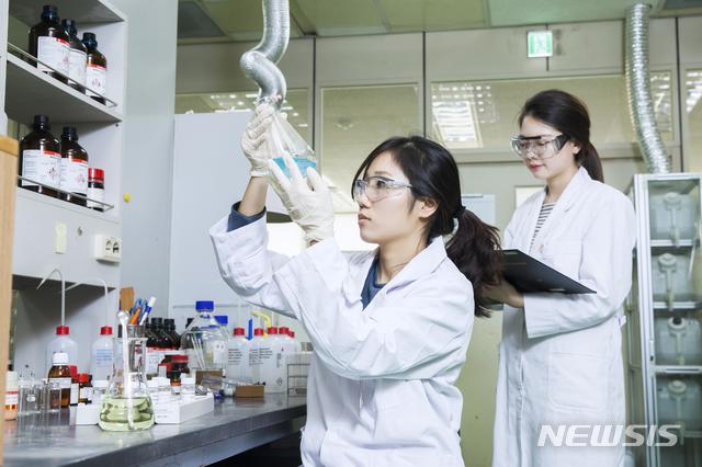 【서울=뉴시스】SK바이오팜 연구원들이 신약후보 물질을 찾는 연구를 하고 있다. (사진 = SK그룹 제공) 
