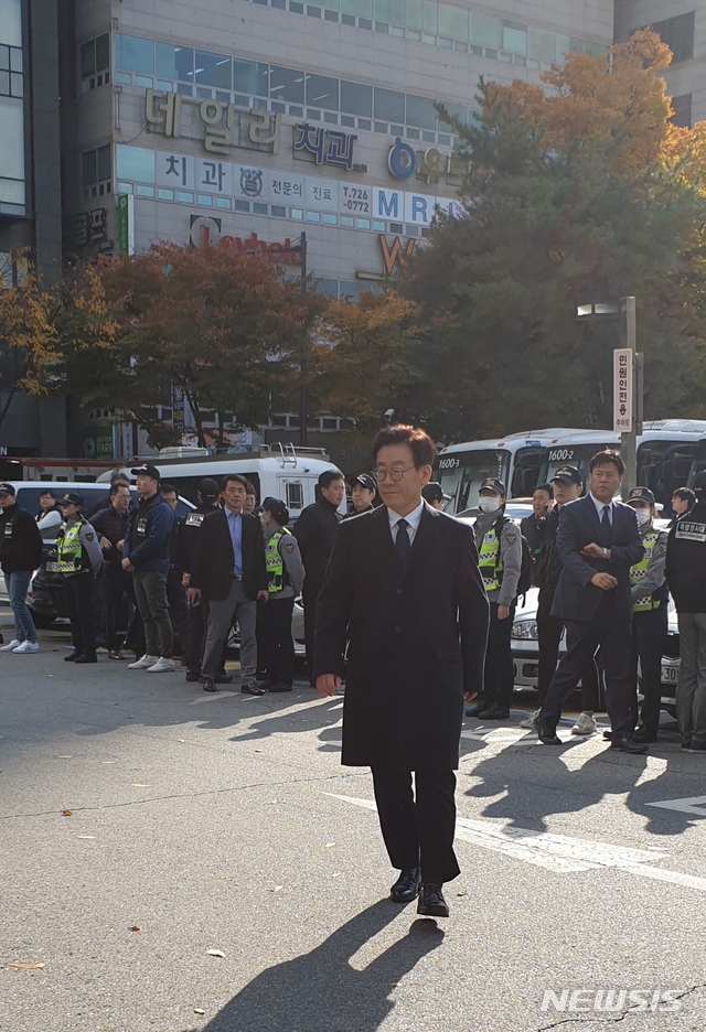 10월 28일 경기 성남 분당경찰서에 출석하는 이재명 경기도지사