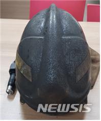 화염에 녹아내린 강원 홍천소방서 소방대원의 헬멧. 2019.11.04. (사진= 뉴시스 DB)