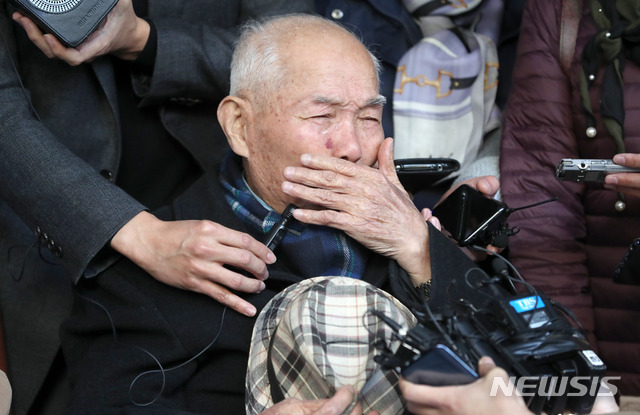 [서울=뉴시스] 김선웅 기자 = 강제징용 피해자 이춘식 씨가 30일 오후 서울 서초구 대법원에서 열린 일제강제동원 피해자들의 신일철주금에 대한 손해배상 청구소송 재상고심 판결에 참석, 선고를 마친 후 법원을 나와 기자회견을 하며 눈물을 흘리고 있다. 대법원은 일본 기업이 강제징용 피해자에 1억원을 배상해야 한다고 판결했다. 2018.10.30. mangusta@newsis.com