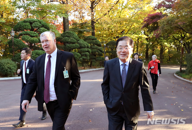 【서울=뉴시스】박진희 기자 = 정의용 국가안보실장이 30일 오후 청와대를 찾은 스티븐 비건 미국 국무부 대북특별대표와 경내를 산책하고 있다. 2018.10.30. (사진=청와대 제공)  photo@newsis.com 