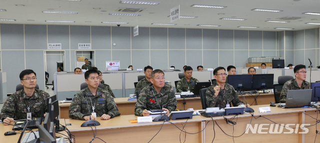 【서울=뉴시스】 31일 합참은 한국군 단독의 전구급 지휘소 연습인 '18 태극연습(10.29~11.2)을 계기로 합동전쟁수행모의본부(JWSC)를 처음으로 공개했다.  JWSC(Joint Warfighting Simulation Center, 합동전쟁수행모의본부) 연습통제실에서 통제부 요원들이 실시간 연습 진행상황을 확인·점검하고 있다. 2018.10.31. (사진=합참 제공)  photo@newsis.com