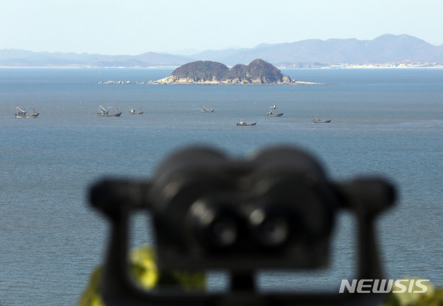 【=뉴시스】 서해 북방한계선(NLL) 인근 해상에서 어선들이 조업하는 모습. (뉴시스DB)