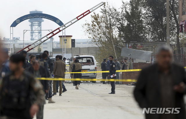 【카불(아프가니스탄)=AP/뉴시스】아프가니스탄 경찰이 31일 자살폭탄테러가 발생한 수도 카불의 한 교도소 앞 사고현장을 조사하고 있다. 이날 테러로 7명이 사망했다.