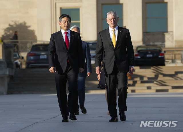 【펜타곤(미국)=AP/뉴시스】 정경두 국방부 장관(왼쪽)과 제임스 매티스 미국 국방장관이 미국 워싱턴D·C 펜타곤에서 열린 제50차 한미 안보협의회의(SCM)에 앞서 나란히 걷고 있다. 