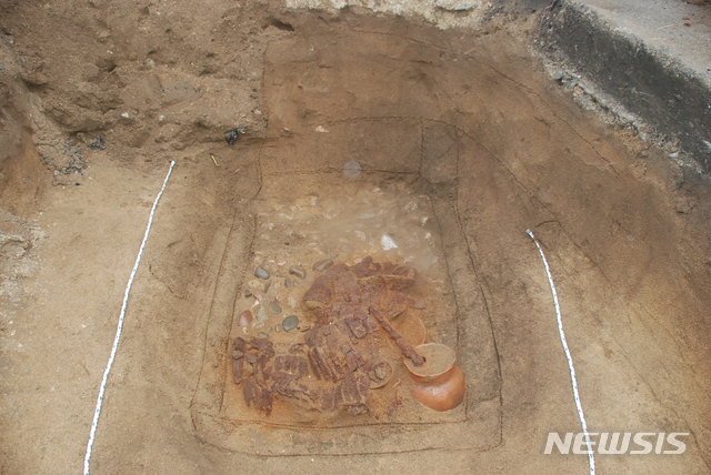 강원도 강릉 토광목곽묘 서쪽에서 발견한 찰갑과 신라 토기(장경호) 모습