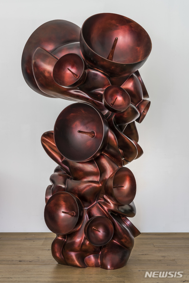 【서울=뉴시스】 토니크렉, Listener, 2015, bronze, 170x71x93cm 