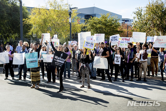 【마운틴뷰( 미 캘리포니아주) = AP/뉴시스】 캘리포니아주 마운틴 뷰에 있는 구글 본사의 직원들이 회사에 만연한 성추행과 고위직의 성적 부적절 행동에 회사가 미온적으로 대응한다며 1일 파업과 항의시위를 벌이고 있다.  