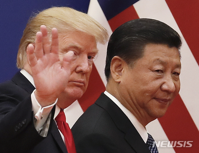 【베이징=AP/뉴시스】지난 2017년 11월9일 중국 베이징의 인민대회당에서 중국을 방문한 도널드 트럼프 미 대통령(왼쪽)이 시진핑(習近平) 중국 국가주석과 나란히 걷고 있다. 트럼프 대통령은 이달 말 아르헨티아에서 열리는 주요 20개국(G20) 정상회담 때 중국과의 무역 분쟁을 해결할 합의에 도달하기를 희망하고 있으며 내각 각료들에게 가능한 합의안 초안을 마련하도록 지시했다고 블룸버그 통신이 2일 보도했다. 2018.11.2