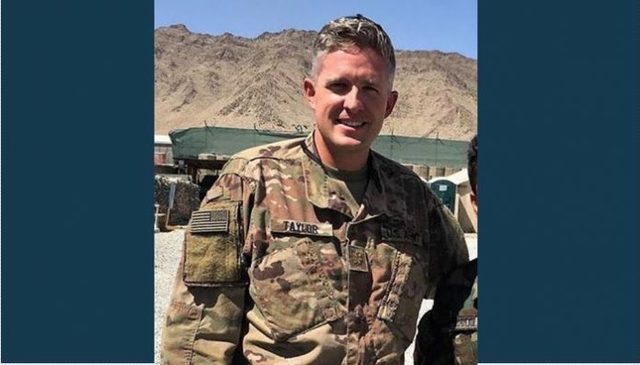 【서울=뉴시스】브렌트 테일러(39) 미 유타주(州) 노스오그던 시장이 아프가니스탄서 복무 중 피살됐다. 4일(현지시간) 뉴욕타임스(NYT), CNN 등에 따르면 아프가니스탄 주방위군으로 복무하던 테일러는 3일 현지에서 군 내부자 공격으로 사망했다. (사진 출처 = 페이스북)