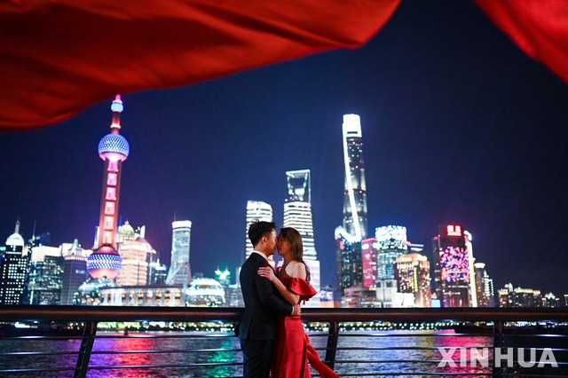 【상하이=AP/뉴시스】중국 상하이에서 지난달 4일 한 커플이 웨딩사진을 찍고 있다.  2018.12.03.