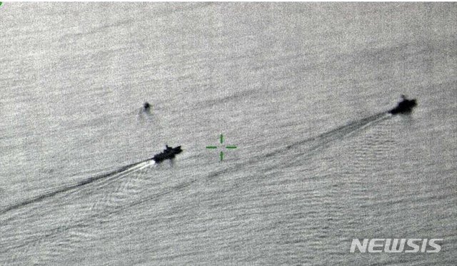 【서울=뉴시스】미국 해군이 태평양에 미사일이 탑재된 새로운 군함을 추가했다고 10일(현지시간) CNN이 보도했다. 사진은 지난해 9월 중국 군함이 남중국해에서 항행의 자유 작전의 일환으로 항해하는 미국 군함의 뒤를 추격하는 모습.(사진출처:영국 국방부) 2019.09.11.