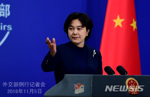 중국 외교부 화춘잉 대변인이 5일 열린 정례 기자회견에서 기자들의 질의에 답하고 있다(중국 외교부 캡처)