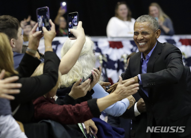 【게리=AP/뉴시스】버락 오바마 전 미국 대통령이 4일(현지시간) 인디애나주 게리에서 열린 조 도넬리 상원의원 지지 유세에 참석했다. 2018.11.06.