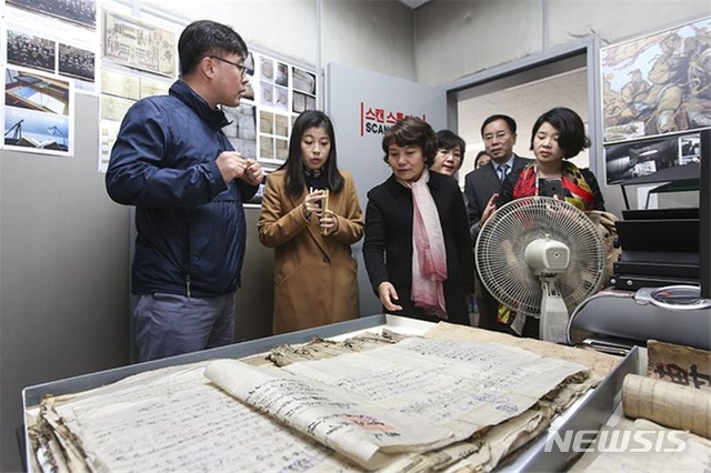 천잉 부관장(왼쪽에서 세번째)을 비롯한 중국대표단이 6일 국립중앙도서관 스캔스튜디오를 방문했다.