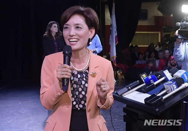 【 로스앤젤레스=AP/뉴시스】한국계 여성으로는 최초로 미국 연방하원 당선이 유력시 되는 공화당의 영김 후보가 6일(현지시간) 캘리포니아주 로스앤젤레스에서 지지자들을 향해 연설하고 있다. 2018. 11.07