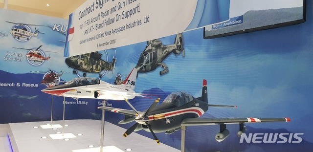 【자카르타=뉴시스】 인도네시아 방산전시회 'INDO 디펜스 2018'에 마련된 한국항공우주산업(KAI) 부스에 있는 KT-1과 T-50 모형. (사진=공동취재단)